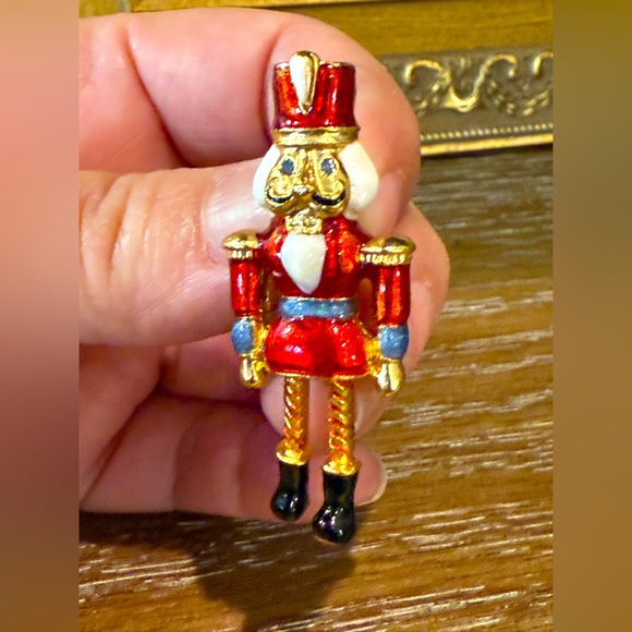 Vintage Avon Gold Plated Red Enamel Articulated Nutcracker Christmas Brooch Pin - Picture 6 of 9
